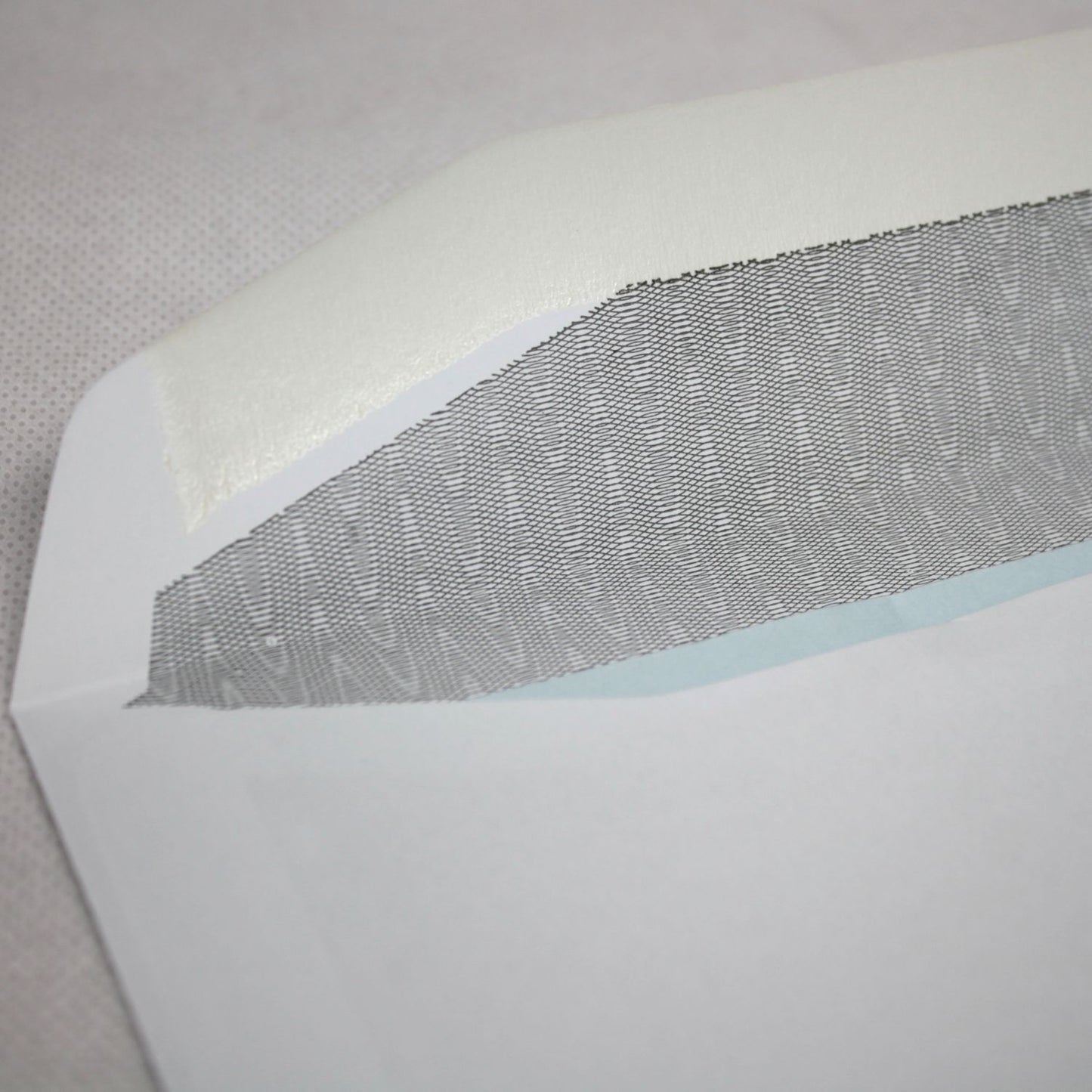 121x235mm DL+ White Gummed Envelopes (Window 45x90mm)