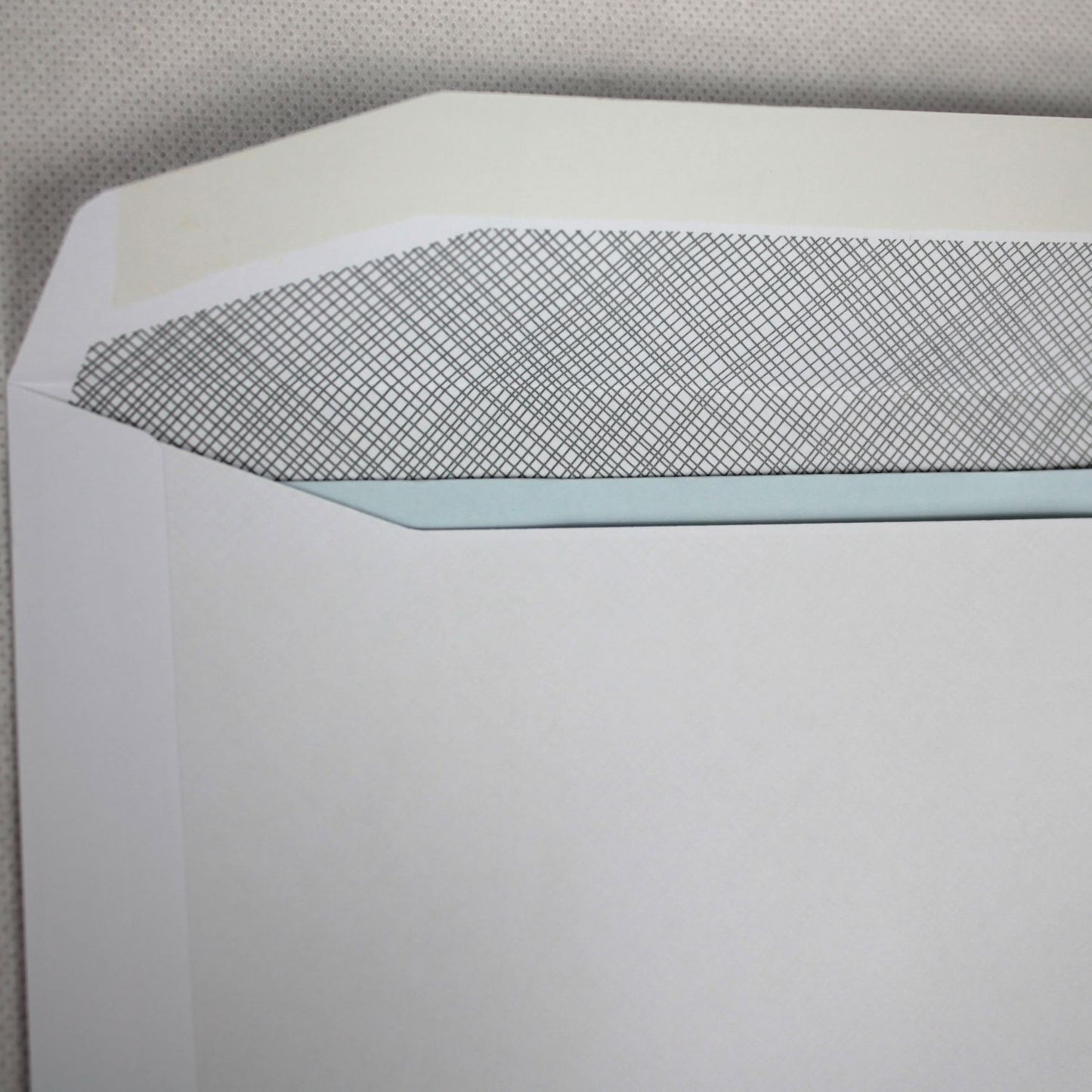 114x229mm DL+ White Gummed Envelopes (Window 50x90mm)