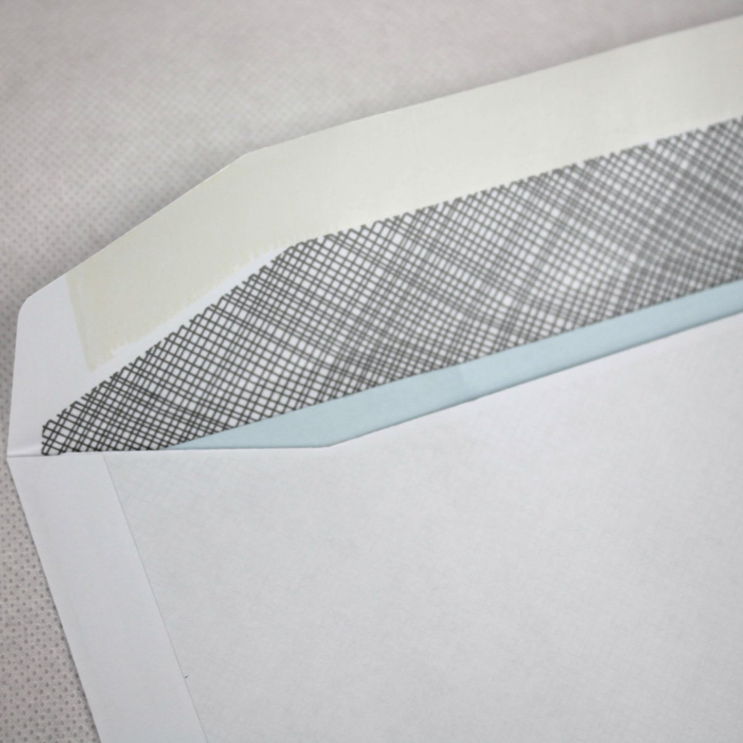 114x229mm DL+ White Gummed Envelopes (Window 45x90mm)