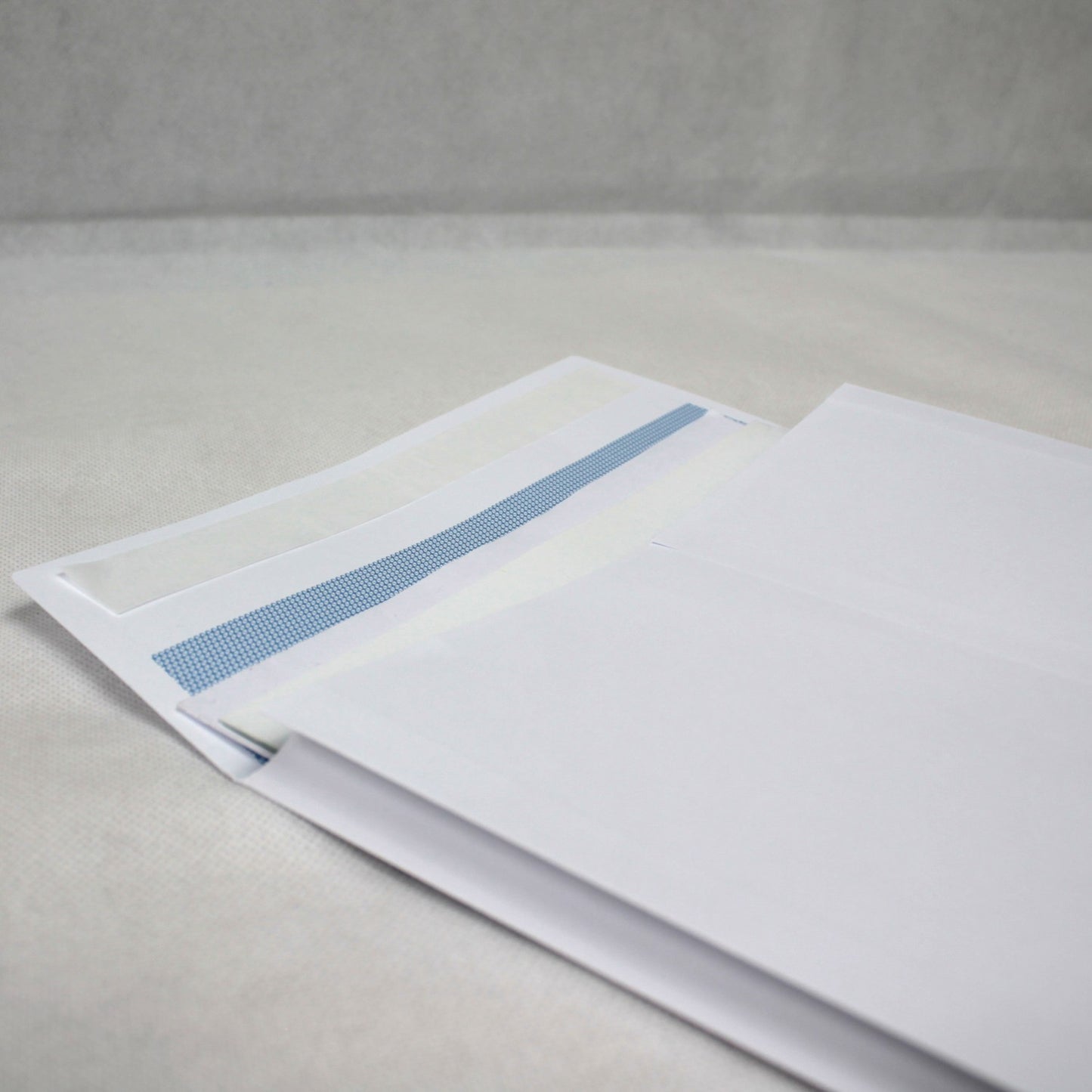 324x229x25mm C4 White Peel & Seal Gusset Envelopes (None Window)