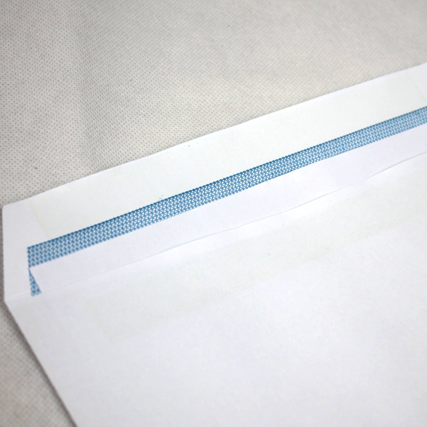 324x229mm C4 White Self Seal Envelopes (Window 40x105mm)